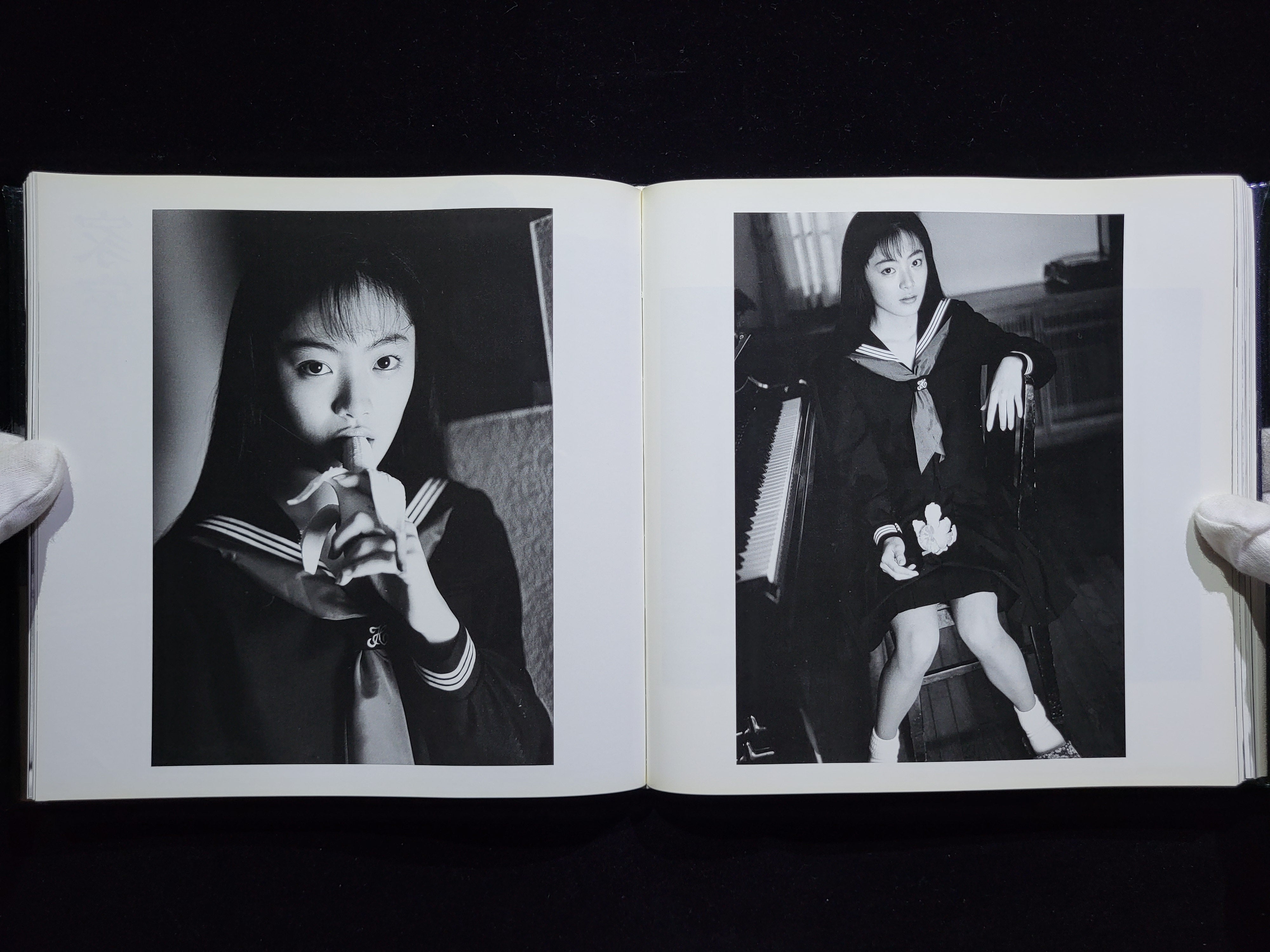 荒木経惟作品　 制服の㊙︎処女 制服の秘処女（First Printing, Signed） - 荒木 経惟