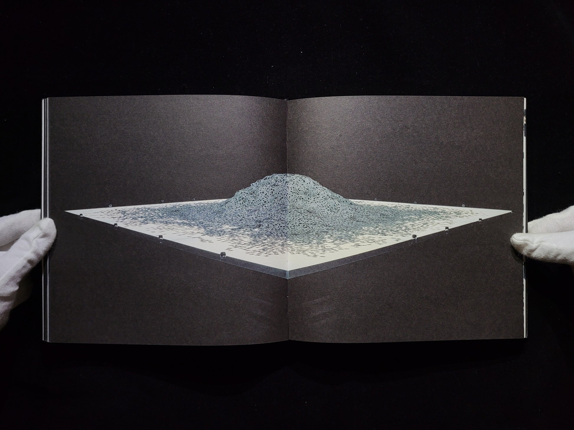 Let There Be Light: The Rwanda Project / IT IS Difficult Ten Years  / Alfredo Jaar