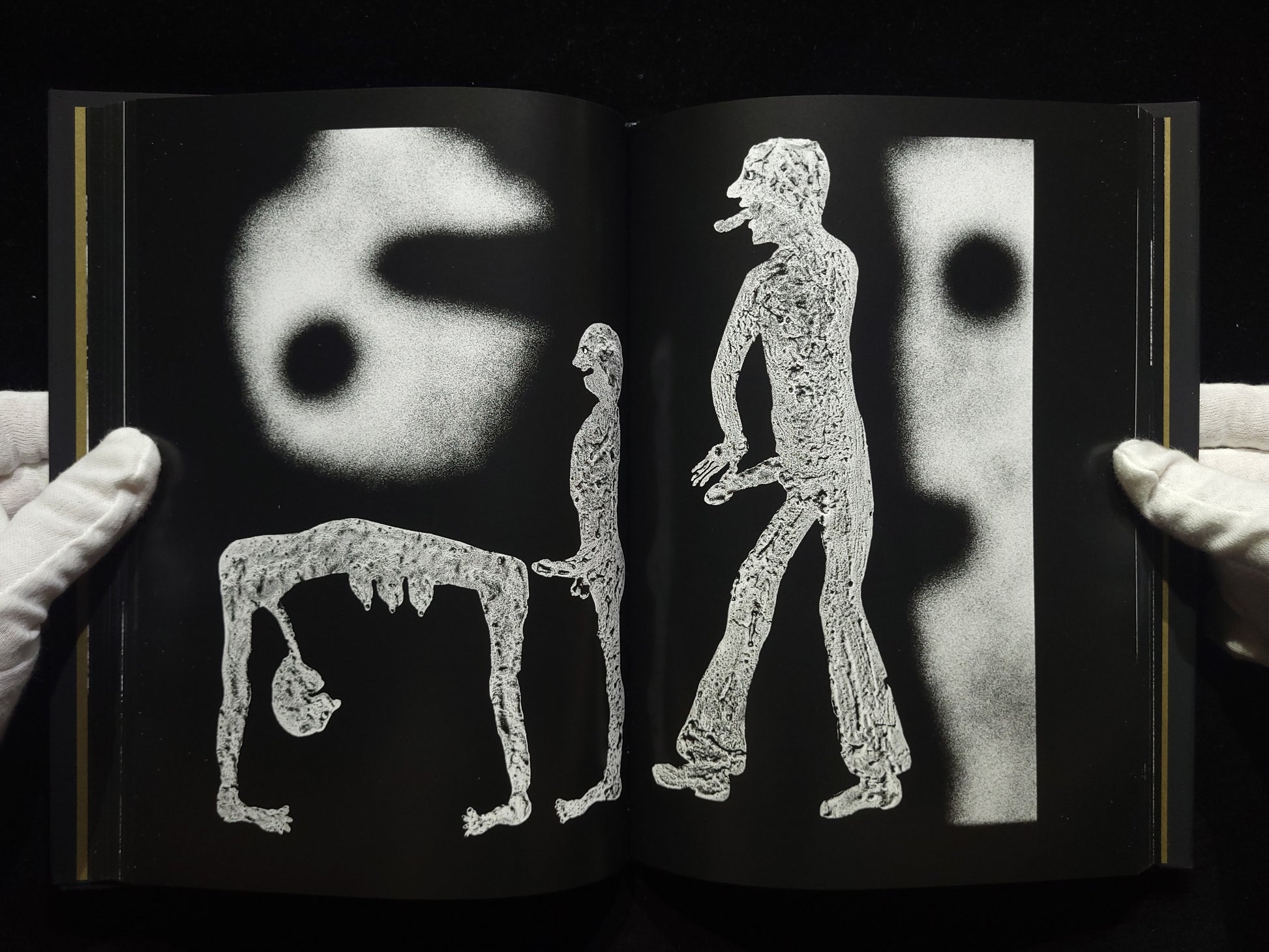 The Theatre of Apparitions / Roger Ballen
