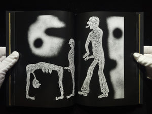 The Theatre of Apparitions / Roger Ballen