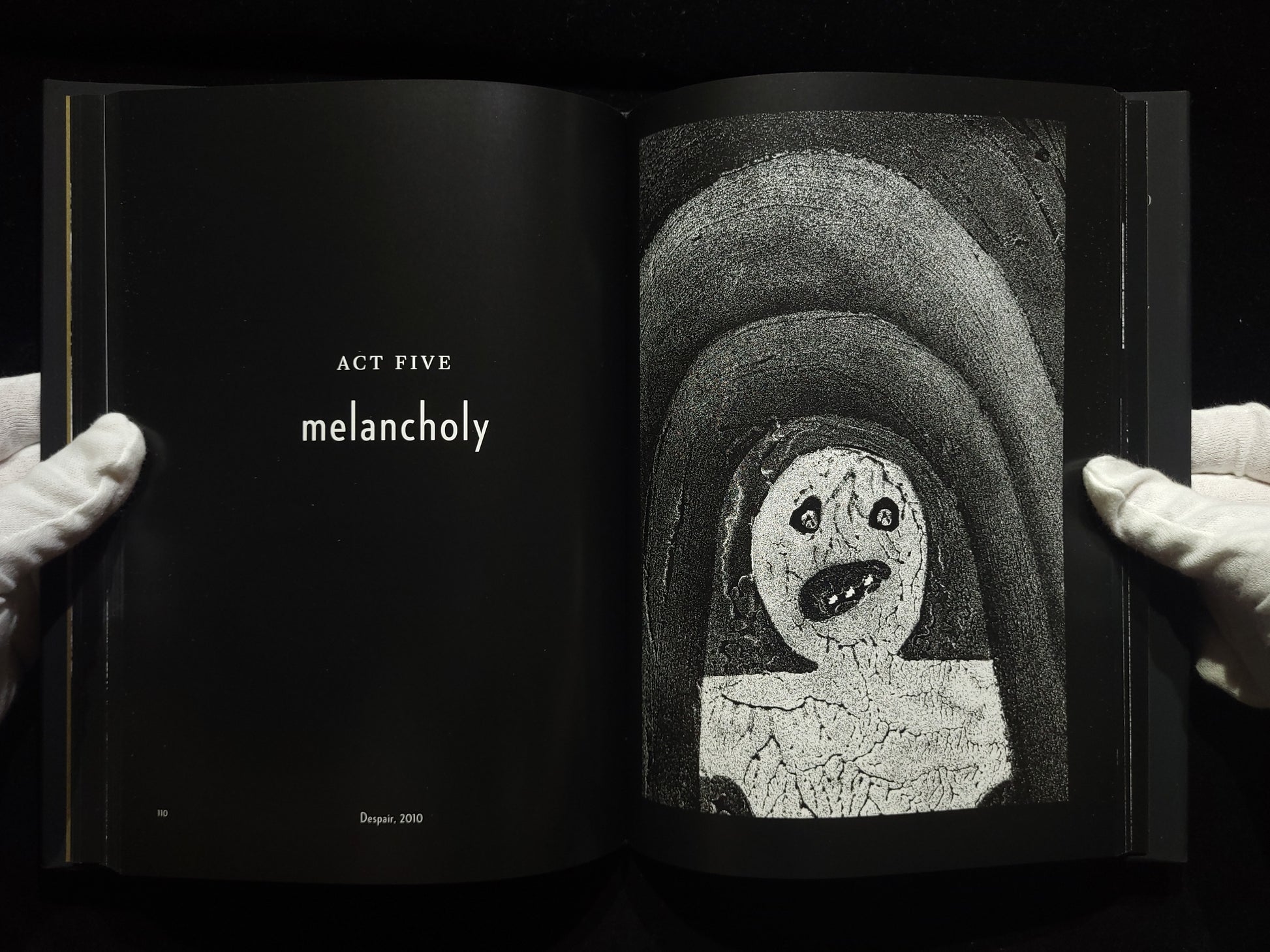 The Theatre of Apparitions / Roger Ballen