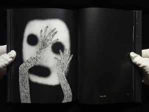 The Theatre of Apparitions / Roger Ballen