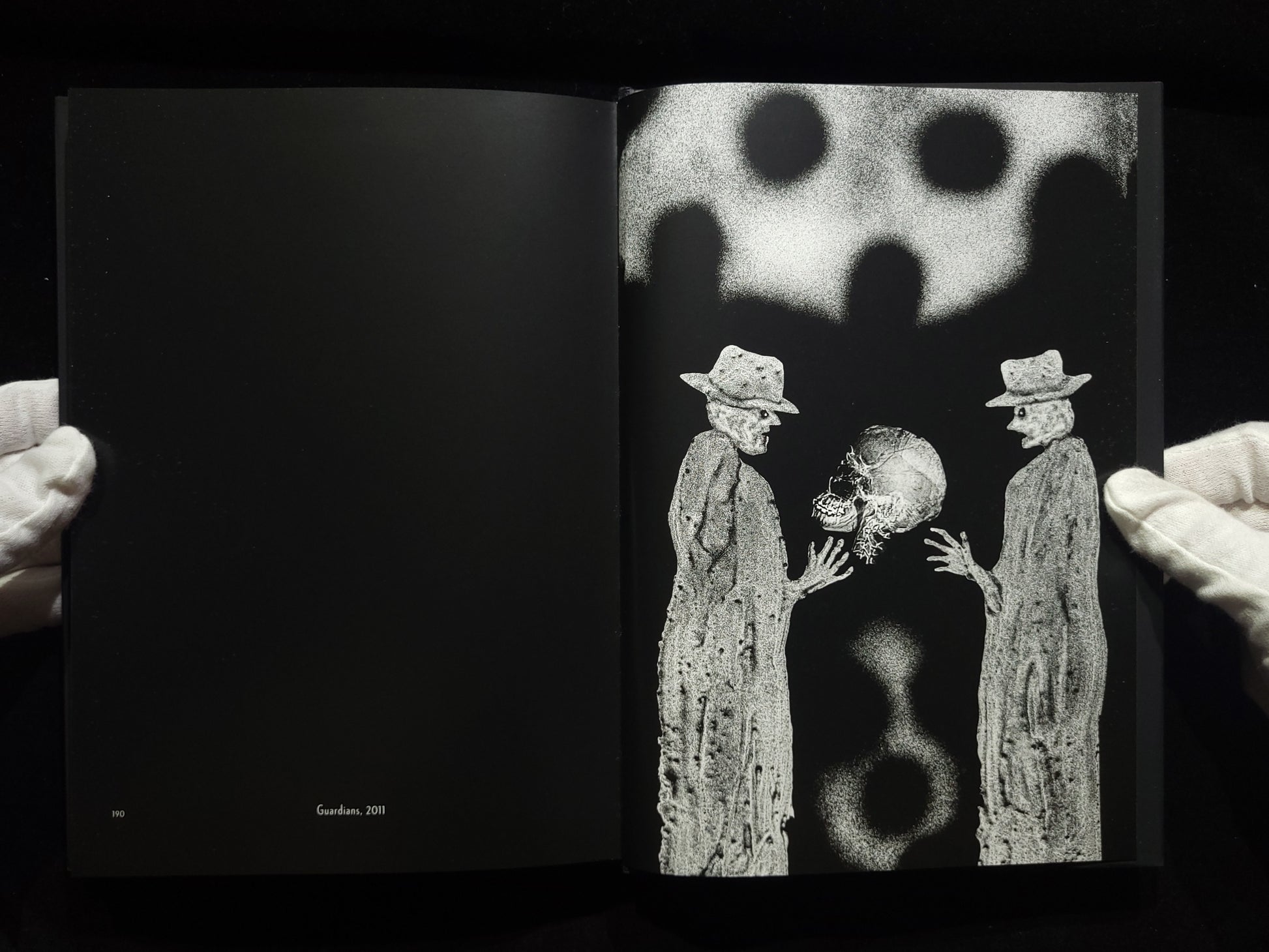 The Theatre of Apparitions / Roger Ballen