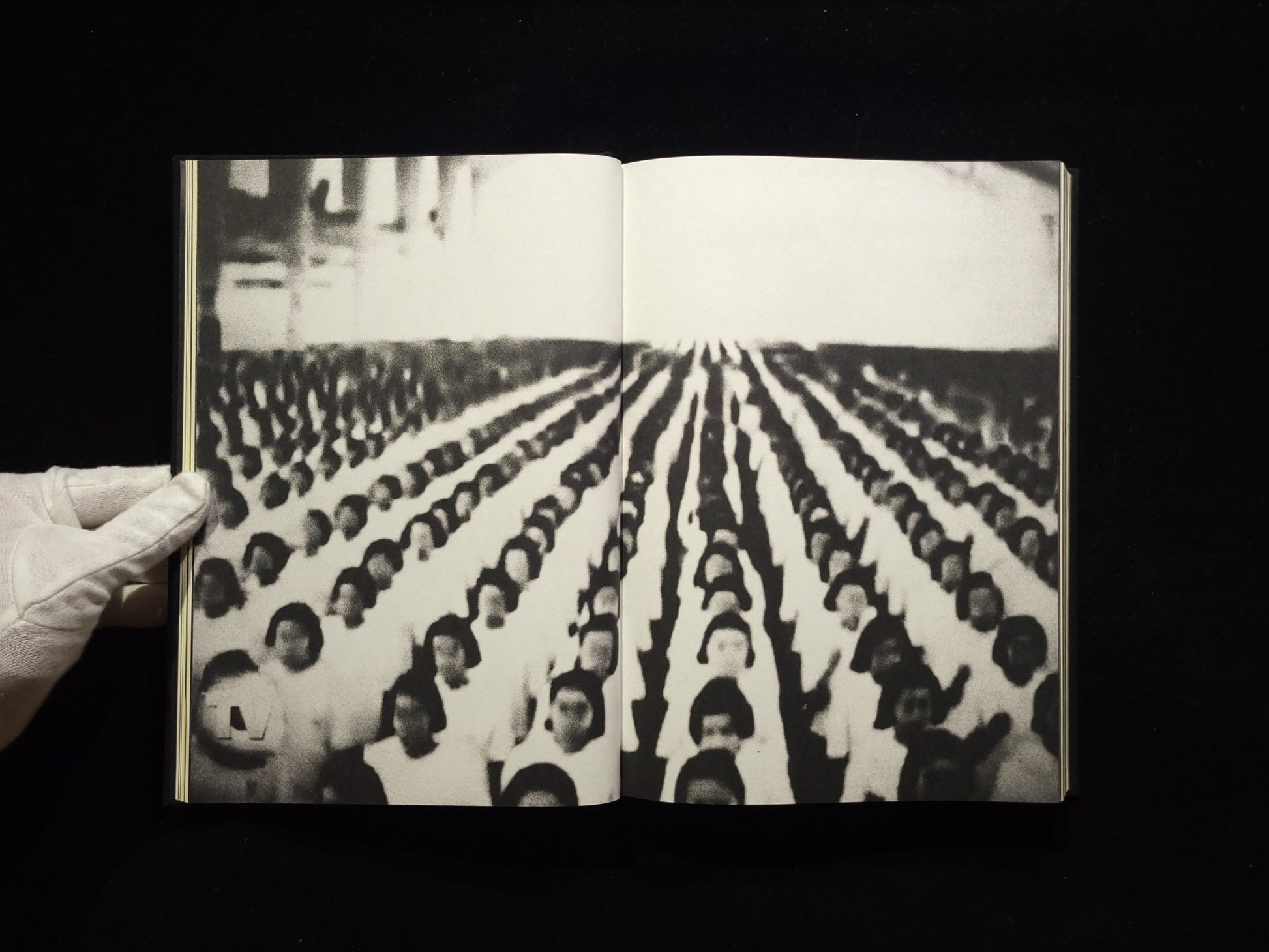On Mass Hysteria / Laia Abril