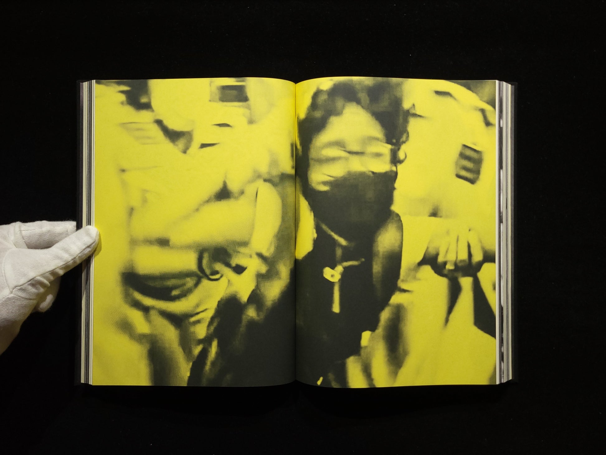 On Mass Hysteria / Laia Abril