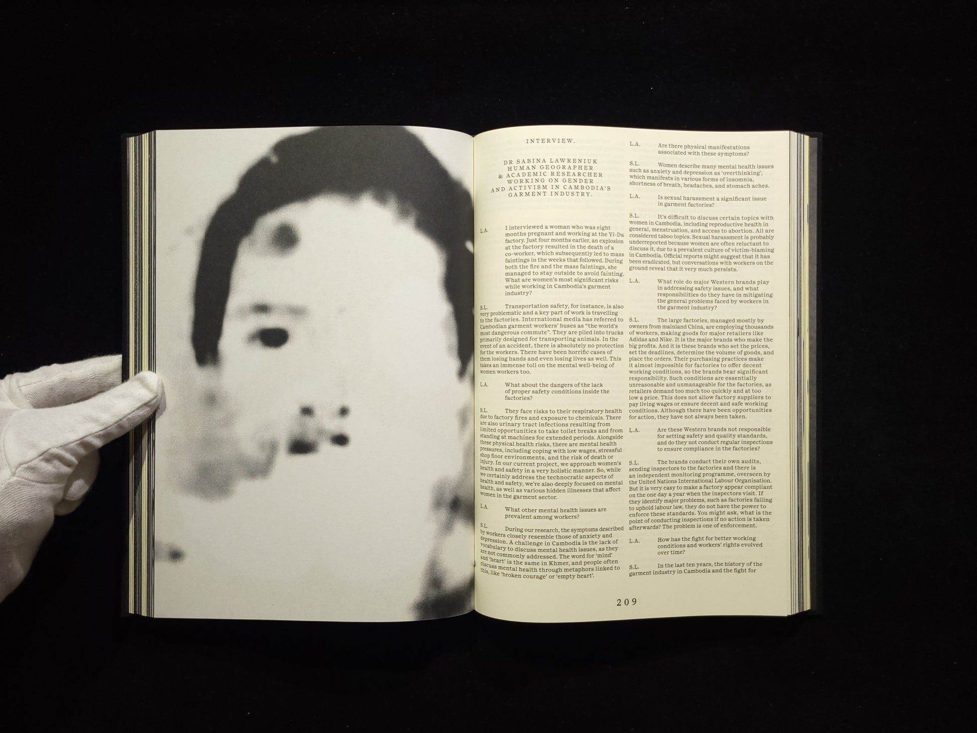 On Mass Hysteria / Laia Abril
