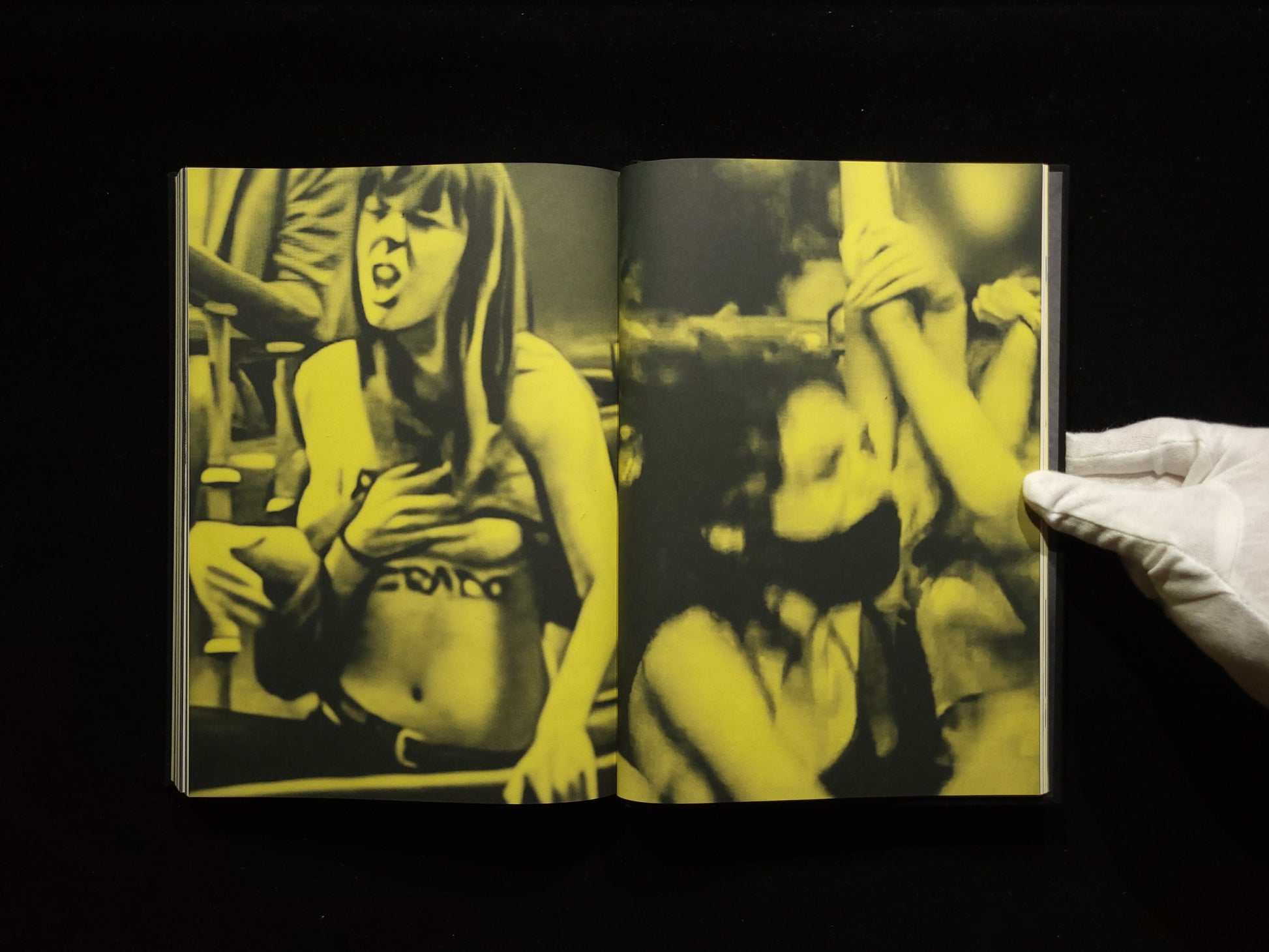 On Mass Hysteria / Laia Abril